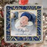 Ornamento De Metal Bebês 1rua Marinho de Natal Folhagem Dourada Azul<br><div class="desc">Celebrar o primeiro Natal do bebê com este lindo ornamento de keepape. Substitua facilmente a imagem de exemplo por sua própria foto favorita e personalize-a com o nome do bebê na fonte do script azul marinho e no ano abaixo. Uma tela de gradiente branco ajuda a fazer o pop de...</div>