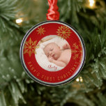 Ornamento De Metal Bebês Dourados Vermelhos Primeiro Presente de Nata<br><div class="desc">Bright Snowflakes mostra o ornamento das fotos de Natal para novos pais que acabaram de ter um bebê. Personalize-o adicionando o nome. Faz um presente perfeito para seus amigos ou família.</div>