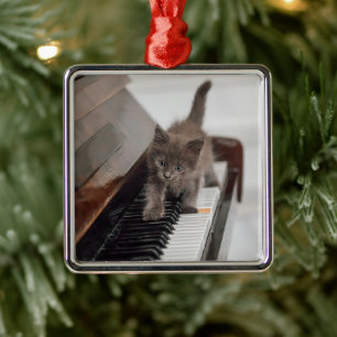Ornamento De Metal Bebês Mais Pobres Kitten on Piano