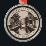 Ornamento De Metal Berkeley Primavera Crachá de Ilustração West Virgi<br><div class="desc">Primavera de Berkeley,  design de vetor retrovetor. Nestled nas montanhas da Virgínia Ocidental,  os Primaveras de Berkeley atraíram visitantes para suas primaveras quentes naturais e sua única cultura artística.</div>