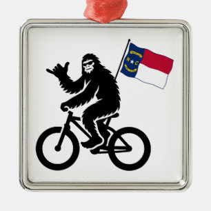 Ornamento De Metal Bigfoot Ciclista Bandeira da Carolina do Norte