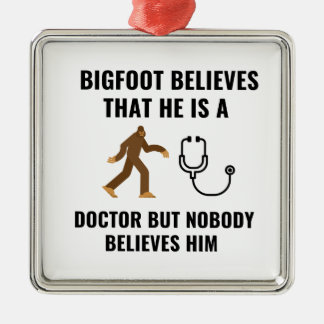 ORNAMENTO DE METAL BIGFOT ACREDITA QUE É MÉDICO