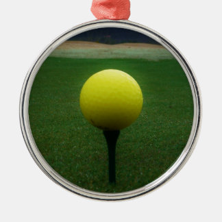 Ornamento De Metal Bola de Golfe Amarelo no campo de golfe da montanh