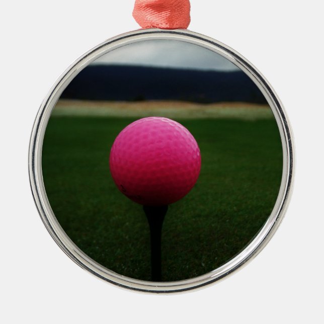 Ornamento De Metal Bola de Golfe Rosa em campo de golfe na montanha (Frente)