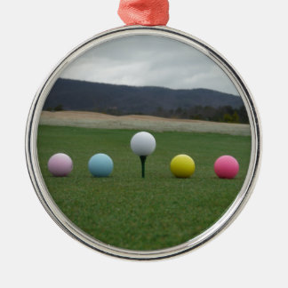 Ornamento De Metal Bolas de Golfe de cor brilhante em uma montanha