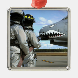 Ornamento De Metal Bombeiros implantam uma mangueira de incêndio dura