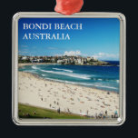 Ornamento De Metal Bondi Beach<br><div class="desc">Um ornamento prateado com uma imagem de Bondi Beach ou Bondi Bay, uma praia popular e o nome do subúrbio circundante em Sydney, Nova Gales do Sul, Austrália. Texto opcional. Bondi Beach fica a 4 milhas (7 km) a leste do distrito comercial central de Sydney, na área de governo local...</div>