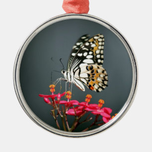 Ornamento De Metal Borboleta branca preta e amarela em flores rosa