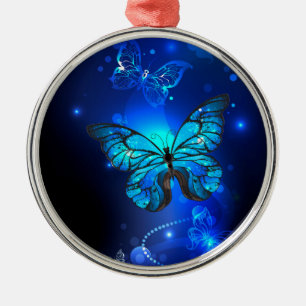Ornamento De Metal Borboleta Morpho no Fundo Escuro