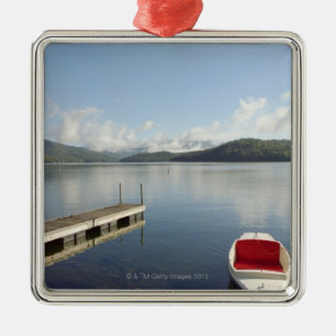 Ornamento De Metal Bote amarrado acima na doca no Lake Placid