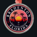Ornamento De Metal Bradenton Florida Retro Sunset Palm tree 1960<br><div class="desc">Bradenton Beach Flórida Vintage, 60s Souvenirs. Bradenton Beach Florida - Retro Tropical Palm Tree 60s Souvenirs Vintage design faz um excelente de Natal ou presente de aniversário para fãs da praia de Bradenton Beach. A design de vibração do verão é um presente perfeito para amantes de viagem e fãs de...</div>