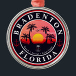 Ornamento De Metal Bradenton Florida Retro Sunset Palm tree 1960<br><div class="desc">Bradenton Beach Flórida Vintage, 60s Souvenirs. Bradenton Beach Florida - Retro Tropical Palm Tree 60s Souvenirs Vintage design faz um excelente de Natal ou presente de aniversário para fãs da praia de Bradenton Beach. A design de vibração do verão é um presente perfeito para amantes de viagem e fãs de...</div>