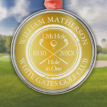 Ornamento De Metal Buraco Dourado em um Golfe Personalizado Clássico<br><div class="desc">Personalize o nome,  o número do buraco de localização e a data para criar uma vitória de golfe excelente para celebrar esse buraco fantástico em um só. Projetado por Thisnotme©</div>