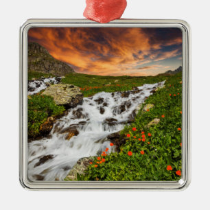 Ornamento De Metal Cachoeira nas montanhas com flores