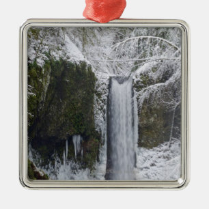 Ornamento De Metal Cachoeira obscura cercada por uma floresta nevado