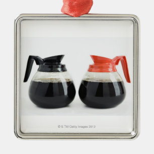 Ornamento De Metal Caf. e Decaf. Potes do café no branco