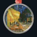 Ornamento De Metal Cafe Terrace - Vincent van Gogh<br><div class="desc">A verdade é que o constante estudo de van Gogh resulta apenas em confirmar e não criar seu instinto de cor. Talvez, no seu início, a força desse instinto não pudesse ser entendida pelas pessoas mais simpáticas com ele, talvez nem por si só. Mas, tendo em conta os triunfos de...</div>