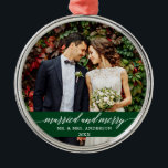 Ornamento De Metal Caligrafia Casada e Feliz Verde<br><div class="desc">Ornamento Verde Fotográfico de Casamento Elegante de Caligrafia Casada e Feliz</div>