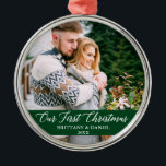 Ornamento De Metal Caligrafia Nosso Primeiro Casal De Natal Verde<br><div class="desc">A Caligrafia Elegante Escreve Nosso Primeiro Casal De Natal,  Foto do Ornamento Verde</div>
