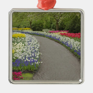 Ornamento De Metal Caminho de calçada através de tulipas e narcisos,