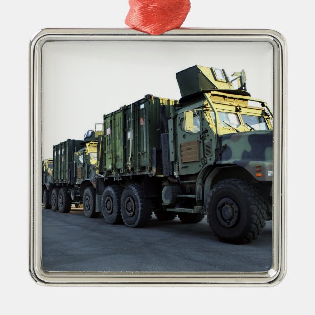 Ornamento De Metal Caminhões blindados sentam-se no cais em Morehead  (Frente)