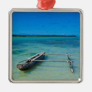 Ornamento De Metal Canoa Desativada No Oceano Suave