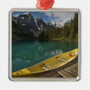 Ornamento De Metal Canoa estacionada em um cais ao longo do Lago Mora