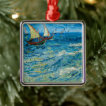 Ornamento De Metal Capa de mar em Saintes-Maries | Vincent van Gogh<br><div class="desc">A paisagem marinha em Saintes-Maries (1888), por Vincent van Gogh, captura o movimento vibrante do mar ao longo da costa de Saintes-Maries-de-la-Mer, no sul de França. Esta pintura mostra pinceladas enérgicas de Van Gogh e uso ousado de cores, retratando barcos de pesca na água com ondas rolantes sob um céu...</div>