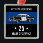 Ornamento De Metal Carro vintage de aposentadoria policial Monograma<br><div class="desc">Este ornamento é um presente único para a aposentadoria de um policial. O design apresenta um carro da polícia de vintage em um fundo azul. Acima está um nome para você personalizar e abaixo do número de anos de serviço e a cidade/condado em tipografia branca em preto. Concebido pelo artista...</div>