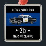 Ornamento De Metal Carro vintage de aposentadoria policial Monograma<br><div class="desc">Este ornamento é um presente único para a aposentadoria de um policial. O design apresenta um carro da polícia de vintage em um fundo azul. Acima está um nome para você personalizar e abaixo do número de anos de serviço e a cidade/condado em tipografia branca em preto. Concebido pelo artista...</div>