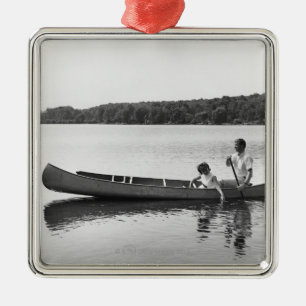 Ornamento De Metal Casal em uma canoa