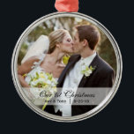 Ornamento De Metal Casamento | Primeiro Pedido de Foto de Natal<br><div class="desc">Este ornamento elegante de noiva e noivo com os nomes e a data do casamento,  e a sua foto. Perfeito para o seu primeiro Natal como casal casado! presentes de excelente para recém-casados!</div>