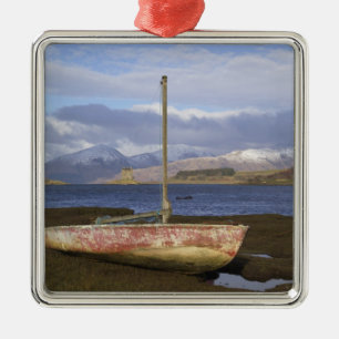Ornamento De Metal Castelo Stalker com barco de pesca em primeiro pla