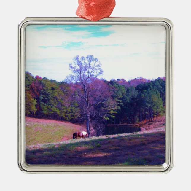 Ornamento De Metal Cavalo distante em um campo roxo (Frente)