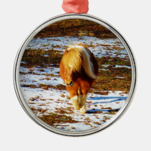 Ornamento De Metal Cavalo miniatura marrom e creme na neve.