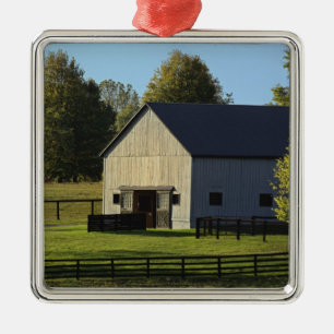 Ornamento De Metal Celeiro em uma fazenda de cavalos puro-sangue ao n