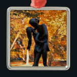 Ornamento De Metal Central Park Autumn: Romeu & Julieta Estátua 02<br><div class="desc">No outono do Central Park: Estátua de Romeu e Julieta 02 cercada por lindas folhas de outono,  a estátua de Romeu e Julieta,  os amantes Shakespearianos,  prestes a beijar. Localizado no Teatro Delacorte no Parque Central de Nova Iorque.</div>