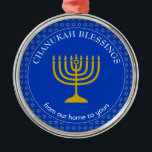 Ornamento De Metal CHANUKAH BLESSING | Menorah | Hanukkah<br><div class="desc">Na moda Cobalt Blue CHANUKAH BESSINGS Metal Ornament com falso Estrela prateada de David em um padrão ladrilhado no fundo, e uma falsa menorah dourada no centro. O texto diz CHANUKAH BLESSINGS FROM OUR HOME TO YOURO (BATENÇÕES CHANUKAH DA NOSSA CASA PARA A SUA CASA) e é PERSONALIZÁVEL, de modo...</div>