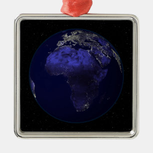 Ornamento De Metal Cheio Terra à noite mostrando África e Europa