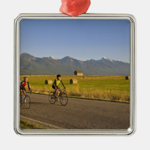 Ornamento De Metal Ciclistas de estrada descem uma estrada rural
