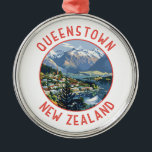 Ornamento De Metal Círculo Retroafresso de Queenstown Nova Zelândia<br><div class="desc">Viagem de vetor de retro de Queenstown Senta-se nas costas do lago Wakatipu,  na ilha do Sul,  contra os dramáticos Alpes do Sul.</div>