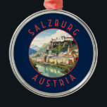 Ornamento De Metal Círculo Retrotraído de Salzburgo Áustria<br><div class="desc">Design de viagem de vetor retrô de Salzburg. Salzburgo é uma cidade austríaca na fronteira com a Alemanha, com vista aos Alpes do Leste. A cidade é dividida pelo rio Salzach, com edifícios medievais e barrocos do pedestre Altstadt (Cidade Velha) na sua margem esquerda, virados para Neustadt do século XIX...</div>