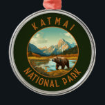 Ornamento De Metal Círculo Retrovissivo do Urso do Parque Nacional Ka<br><div class="desc">Trabalho de arte de vetor Katmai. O Vale dos Dez Mil Fumos é uma área de fluxo de lava e cinzas formada por uma enorme erupção vulcânica</div>