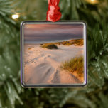 Ornamento De Metal Coastline | Saltum Beach, Dinamarca<br><div class="desc">Esta incrível foto do Getty Images apresenta Saltum Beach, Dinamarca. A praia aqui é uma das melhores da Europa com milhas de areia e dunas brancas muito finas. Também é muito largo e você pode dirigir seu carro para a praia. Ele se estende por cerca de 21 km e tem...</div>