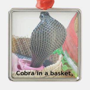Ornamento De Metal Cobra em uma cesta pronta para cuspir fogo