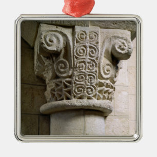 Ornamento De Metal Coluna cinzelada decorada com croziers e espirais
