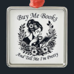 Ornamento De Metal Comprar-me Livros e diz-me que estou Bonito<br><div class="desc">Você é fácil de agradar,  você só precisa de alguém para comprar seus livros e dizer o quão bonito você é. É tudo que você precisa para ser feliz.</div>