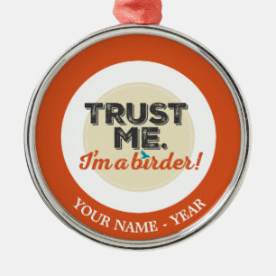 Ornamento De Metal Confie-me. Eu sou um Birder! Emblema