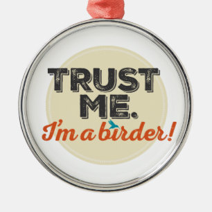 Ornamento De Metal Confie-me. Eu sou um Birder! Emblema