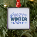Ornamento De Metal Cozy Winter Vibes - Tipografia do Floco de Neve<br><div class="desc">Aceite o sentimento aconchegante da época de inverno com este design de "Cozy Winter Vibes". Apresentando tipografia azul macia e delicados sotaques de neve, esta design traz calor e conforto ao seu guarda-roupa de inverno ou decoração doméstica. Perfeito para uma variedade de produtos Zazzle como T-shirts, canecas e cobertores, é...</div>